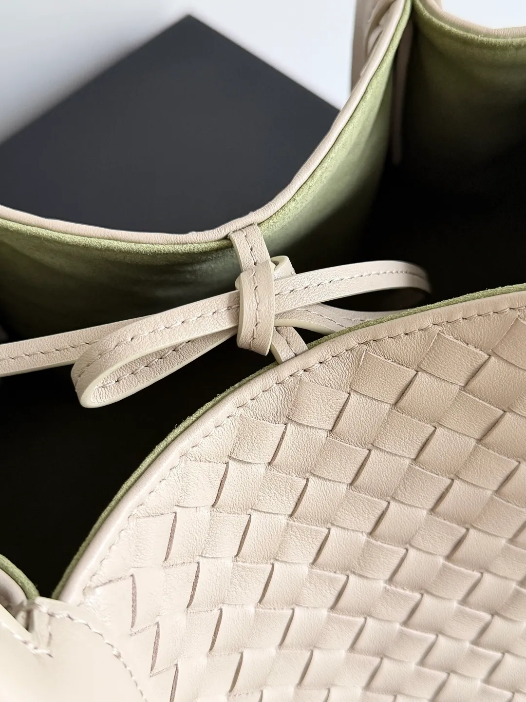 Batch 2660 Bottega Veneta 2025 new product PINACOTECA bag, iconic weaving process, skillfully crafted with 10mm Intrecciato process and equipped with suede lining. Four small strips of leather add character to the design and make the bag more stable. Relaxed yet sophisticated, casual yet refined, suede lining and double-sided design, suitable for shoulder and hand carry. The four straps can be adjusted into different shapes. One pack can be switched between two uses, easily integrating into your daily rhythm. Style number: 817166 Size: 43*23*17.5cm